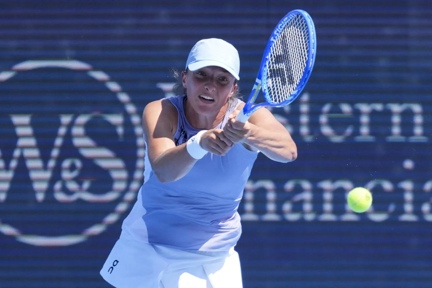 البولندية إيغا شفيونتيك تأهلت إلى دور الـ16 من بطولة سينسيناتي (رويترز) 