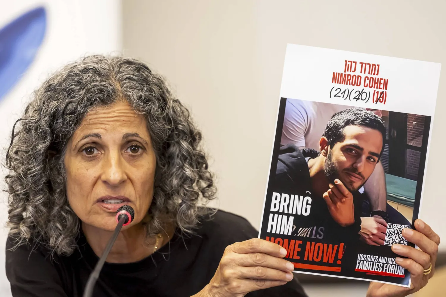 والدة الرهينة الإسرائيلي نمرود كوهين، فيكي كوهين، تحمل صورة ابنها، خلال مؤتمر صحافي نظمته جمعية جنيف لمراسلي الأمم المتحدة في المقر الأوروبي للأمم المتحدة في جنيف، سويسرا، 12 أغسطس 2025 (أ.ب)