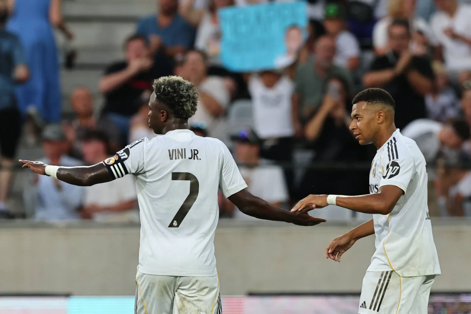 مبابي يحتفل مع فينيسيوس برباعية ريال مدريد في مرمى تيرول (إ.ب.أ)