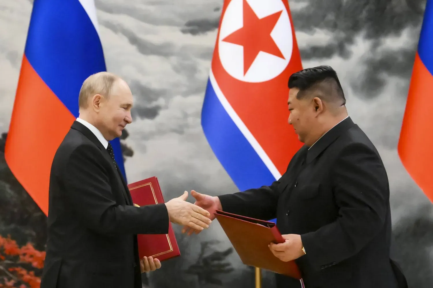 Rusya Devlet Başkanı Vladimir Putin ve Kuzey Kore lideri Kim Jong un (Arşiv-AP)