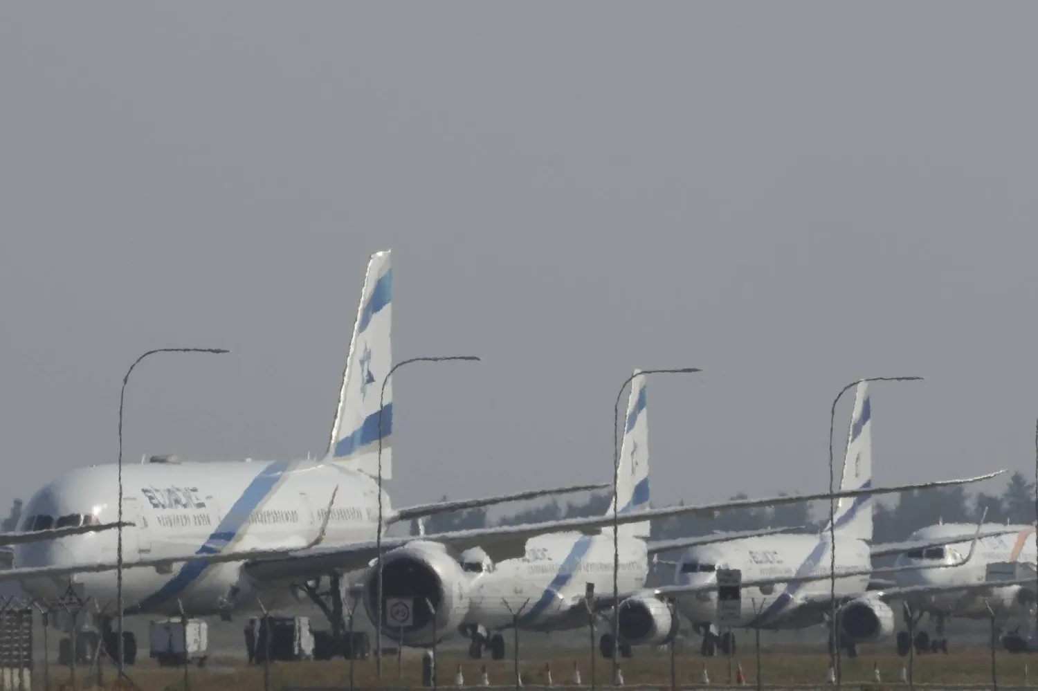 أرشيفية لطائرات تابعة لشركة الطيران الإسرائيلية «إل عال» متوقفة بمطار قبرص (أ.ف.ب)