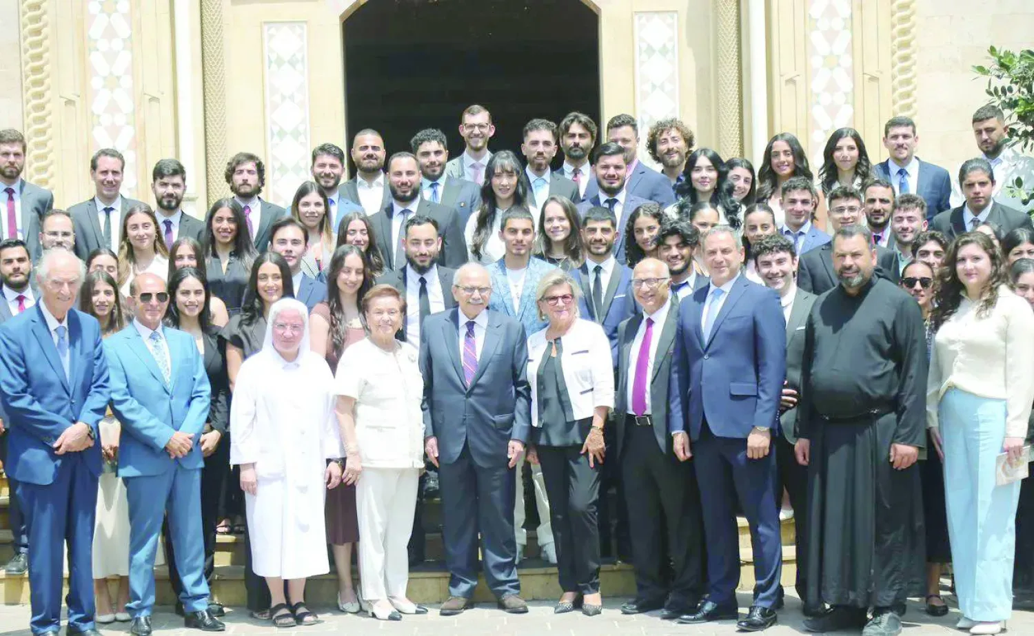 Başbakan Nevvaf Selam, Diaspora Maruni Vakfı öğrencilerinden oluşan bir heyetle birlikte (Başbakanlık)
