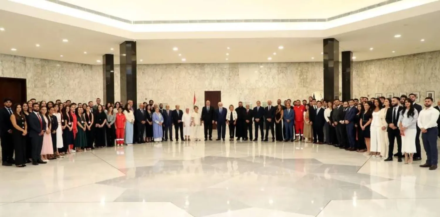Aoun meets the Maronite Foundation student delegation. Photo: Lebanese presidency