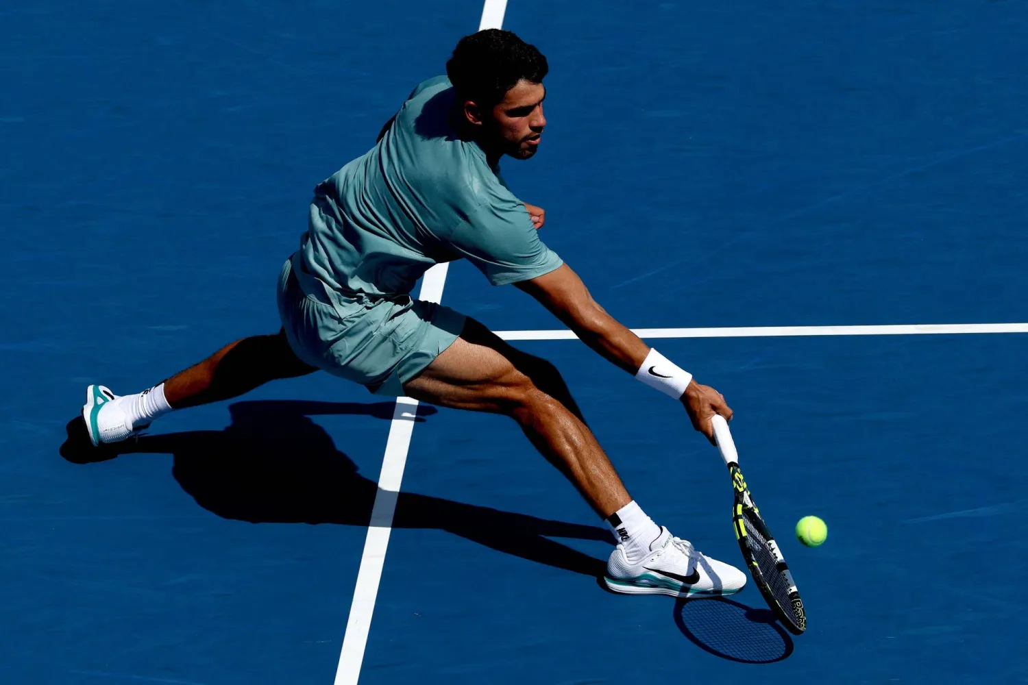 MASON, OHIO - AUGUST 12: Carlos Alcaraz of Spain chases down a ball while playing Hamad Medjedovic of Serbia during the Cincinnati Open at Lindner Family Tennis Center on August 12, 2025 in Mason, Ohio. Matthew Stockman/Getty Images/AFP 