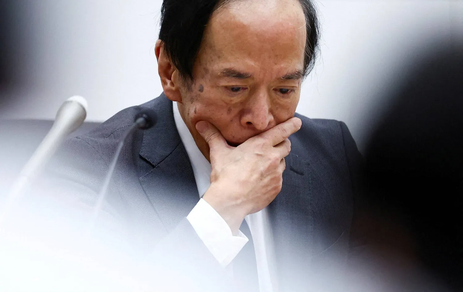 محافظ بنك اليابان كازو أويدا يحضر مؤتمراً صحافياً بعد اجتماع السياسة النقدية في طوكيو (رويترز)