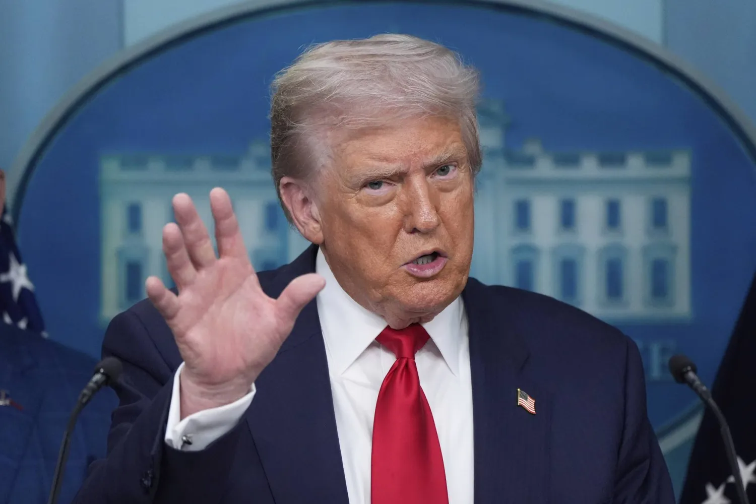 دونالد ترمب يتحدث مع الصحافيين في غرفة إحاطة جيمس برادي الصحافية بالبيت الأبيض 11 أغسطس 2025 (أ.ب)