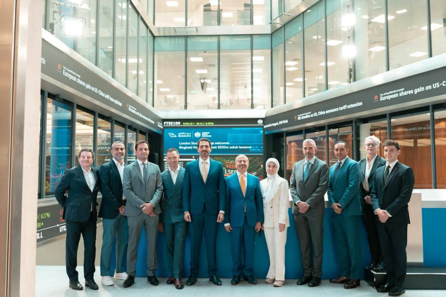 صورة جماعية بعد إدراج «بن غاطي» الإماراتية إصدارها الأول من الصكوك الممتازة في بورصة لندن (الشركة)