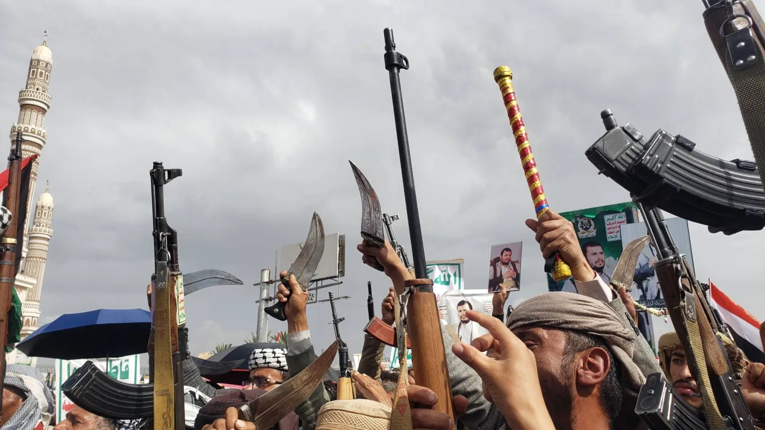 عناصر حوثيون يرفعون الأسلحة خلال حشد للجماعة في صنعاء (إ.ب.أ)