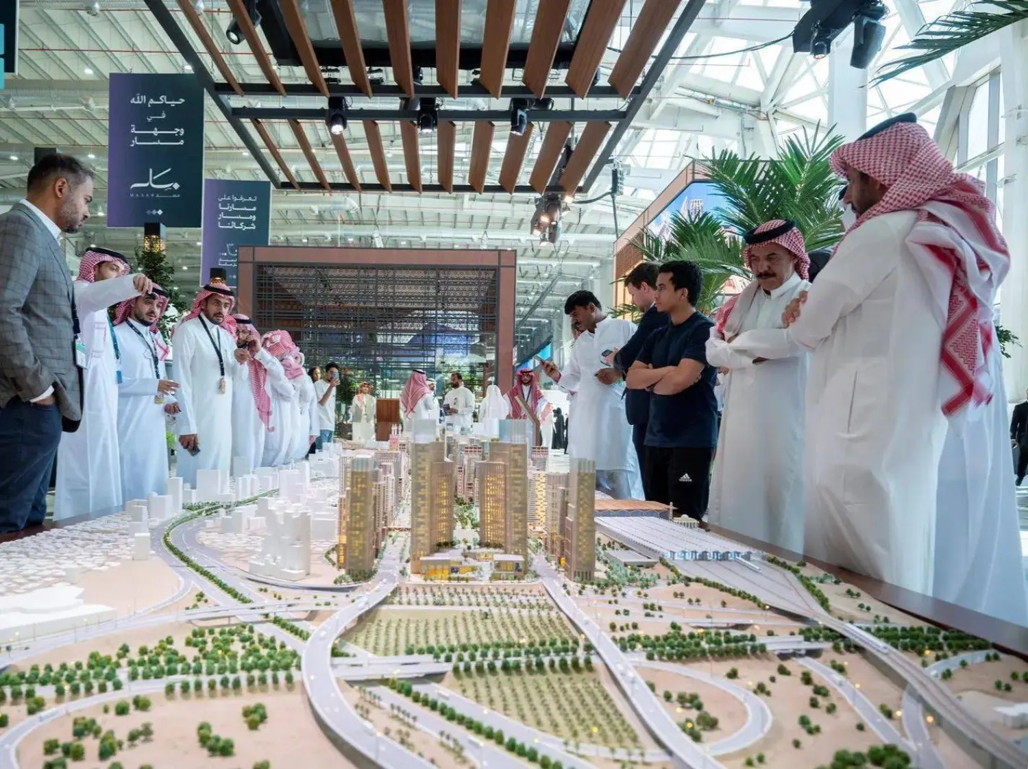 مواطنون ينظرون إلى نموذج لأحد نماذج المخططات السكنية في معرض سيتي سكيب العالمي بالرياض (واس)