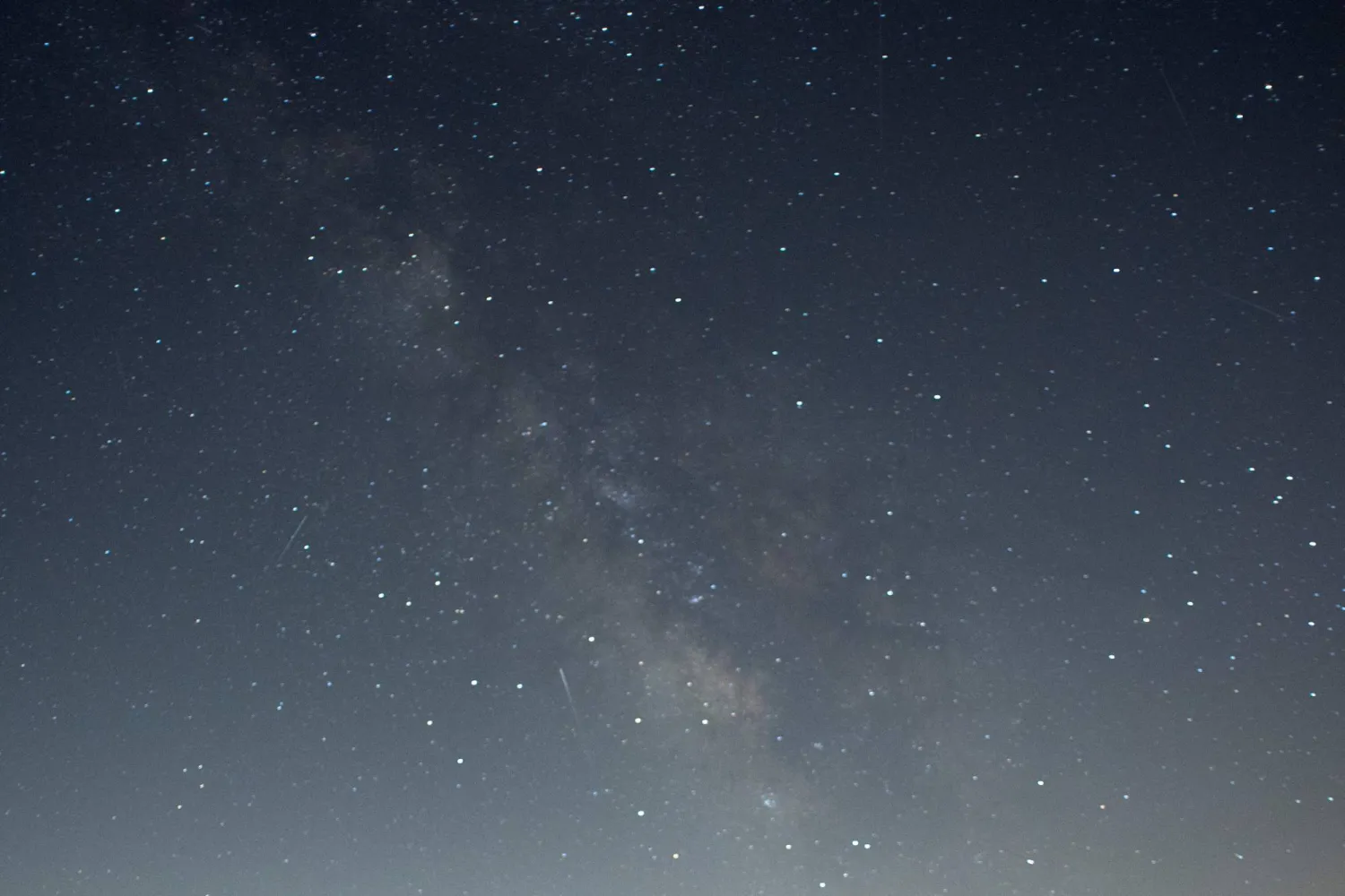 سماء الليل تتحوّل إلى لوحة مضيئة (أ.ف.ب)