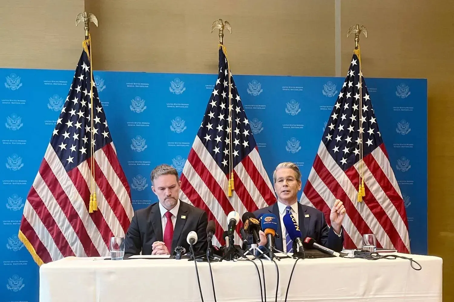 ABD Hazine Bakanı Scott Bessent ve ABD Ticaret Temsilcisi Jamison Greer, Çin ile görüşmelerin ardından düzenlenen ortak basın toplantısında (Reuters)