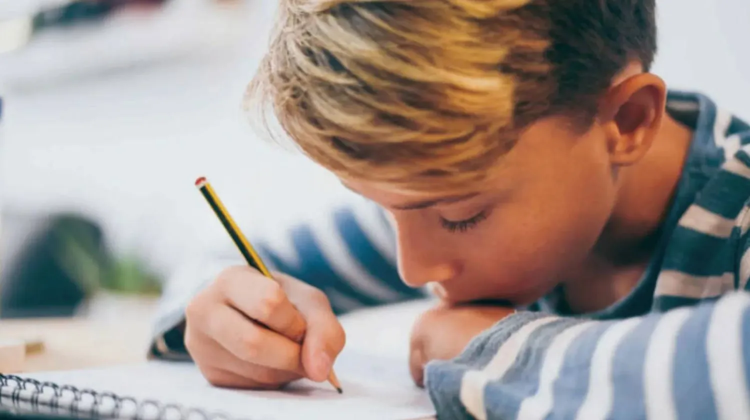 طفل يكتب (أرشيفية - الشرق الأوسط)