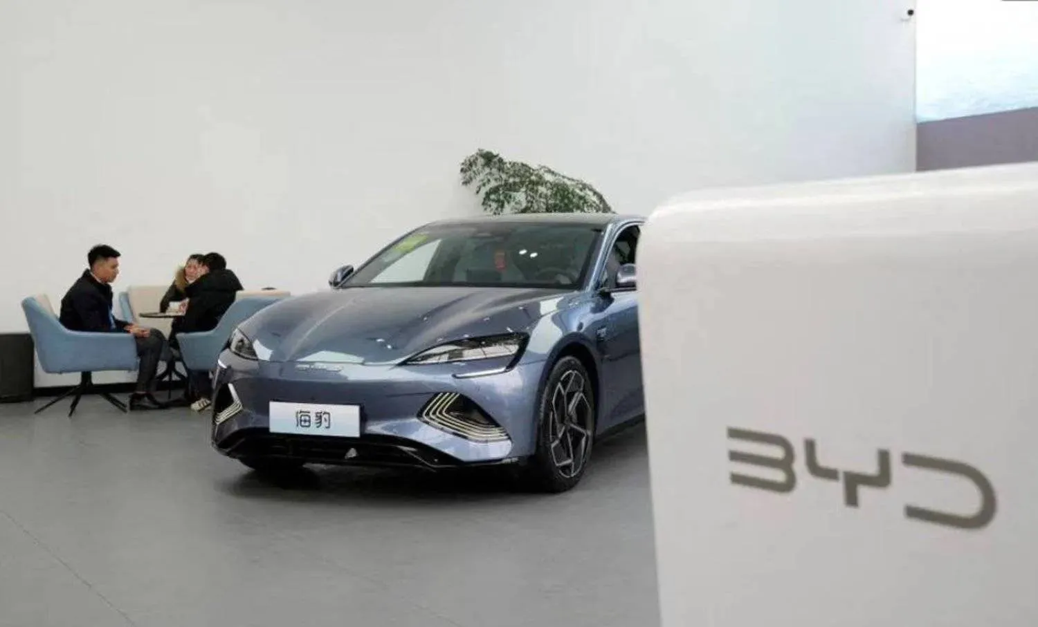 عرض سيارة BYD Seal الكهربائية (EV) في شنغهاي بالصين (رويترز)