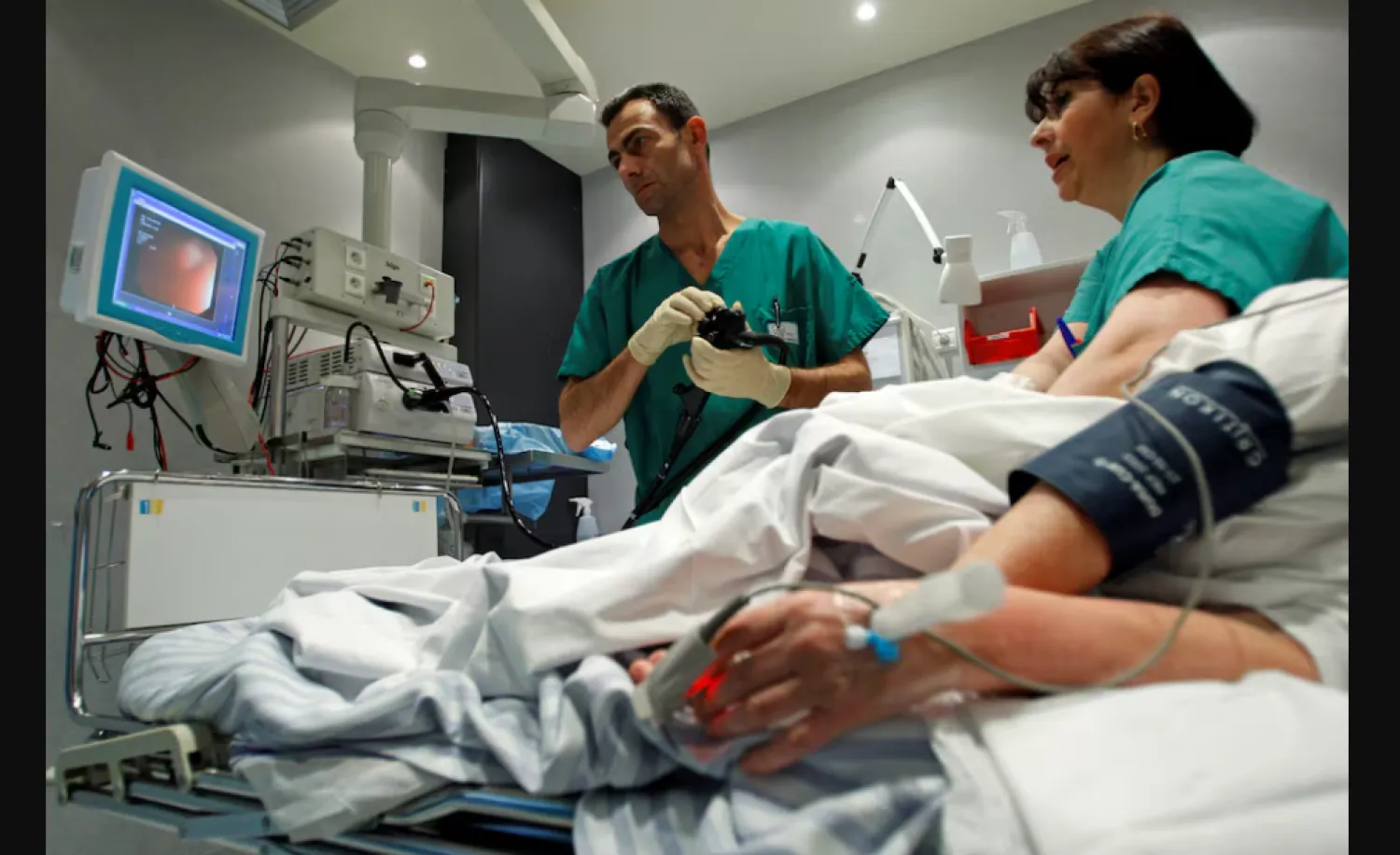 قد لا تظهر أي أعراض لسرطان القولون والمستقيم قبل التشخيص خصوصاً في المراحل المبكرة (رويترز)
