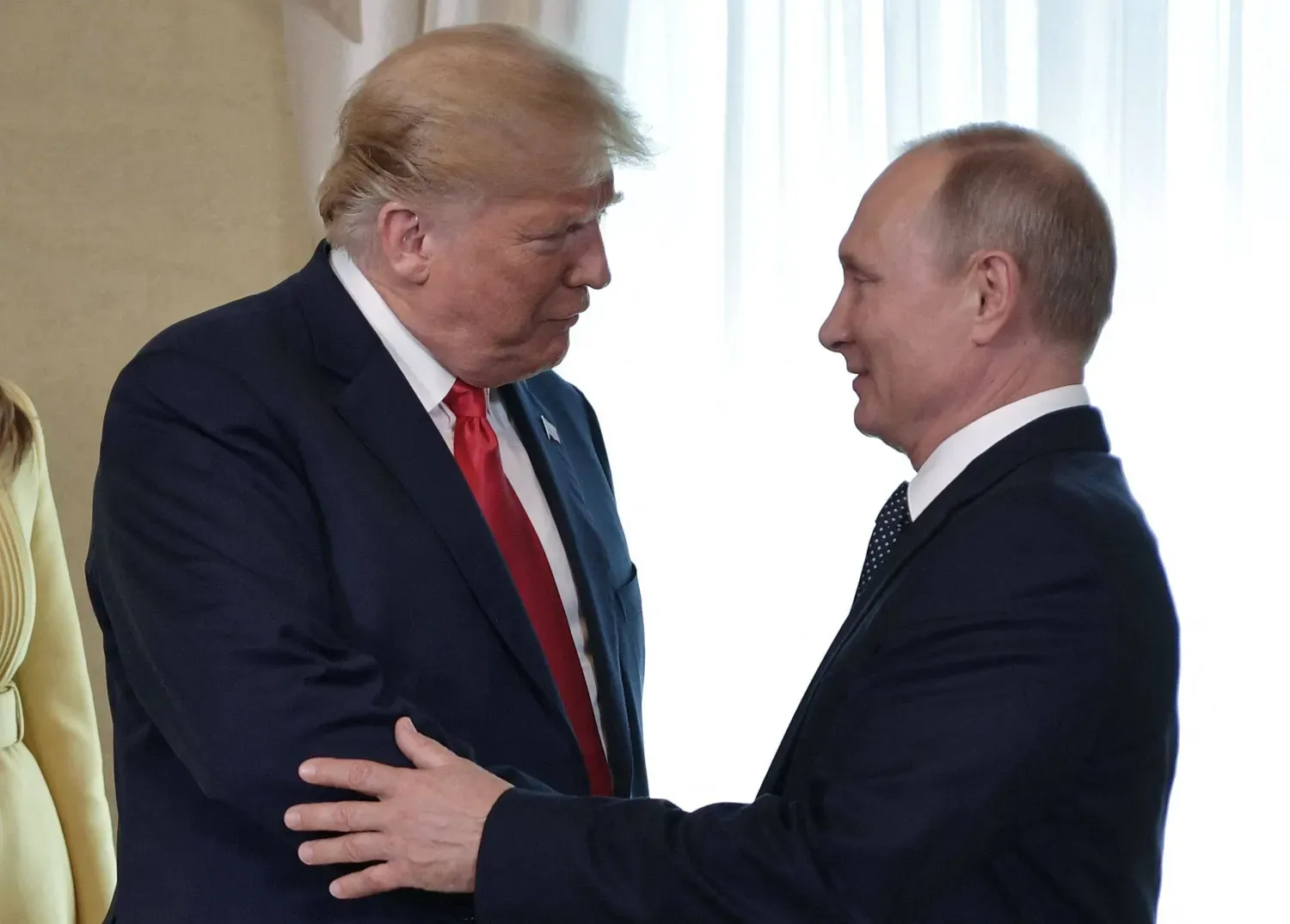 ABD Başkanı Donald Trump 16 Temmuz 2018'de Helsinki'deki toplantı öncesinde Rusya Devlet Başkanı Vladimir Putin ile (AFP)