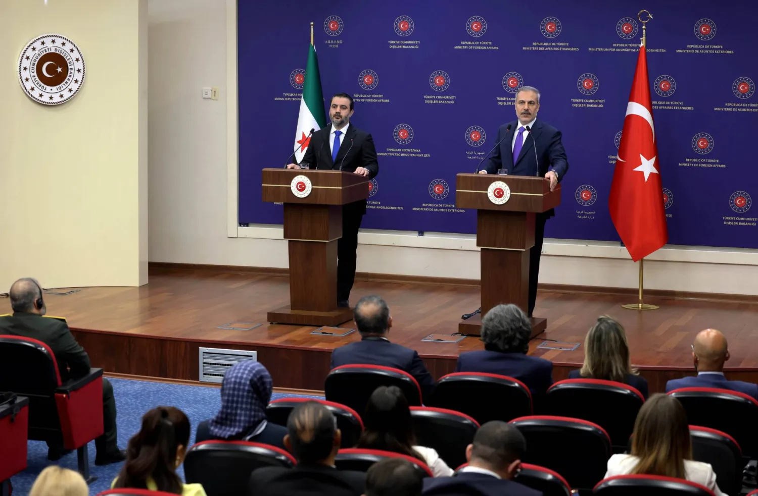 وزيرا الخارجية التركي والسوري هاكان فيدان وأسعد الشيباني خلال مؤتمر صحافي في أنقرة الأربعاء (إ.ب.أ)