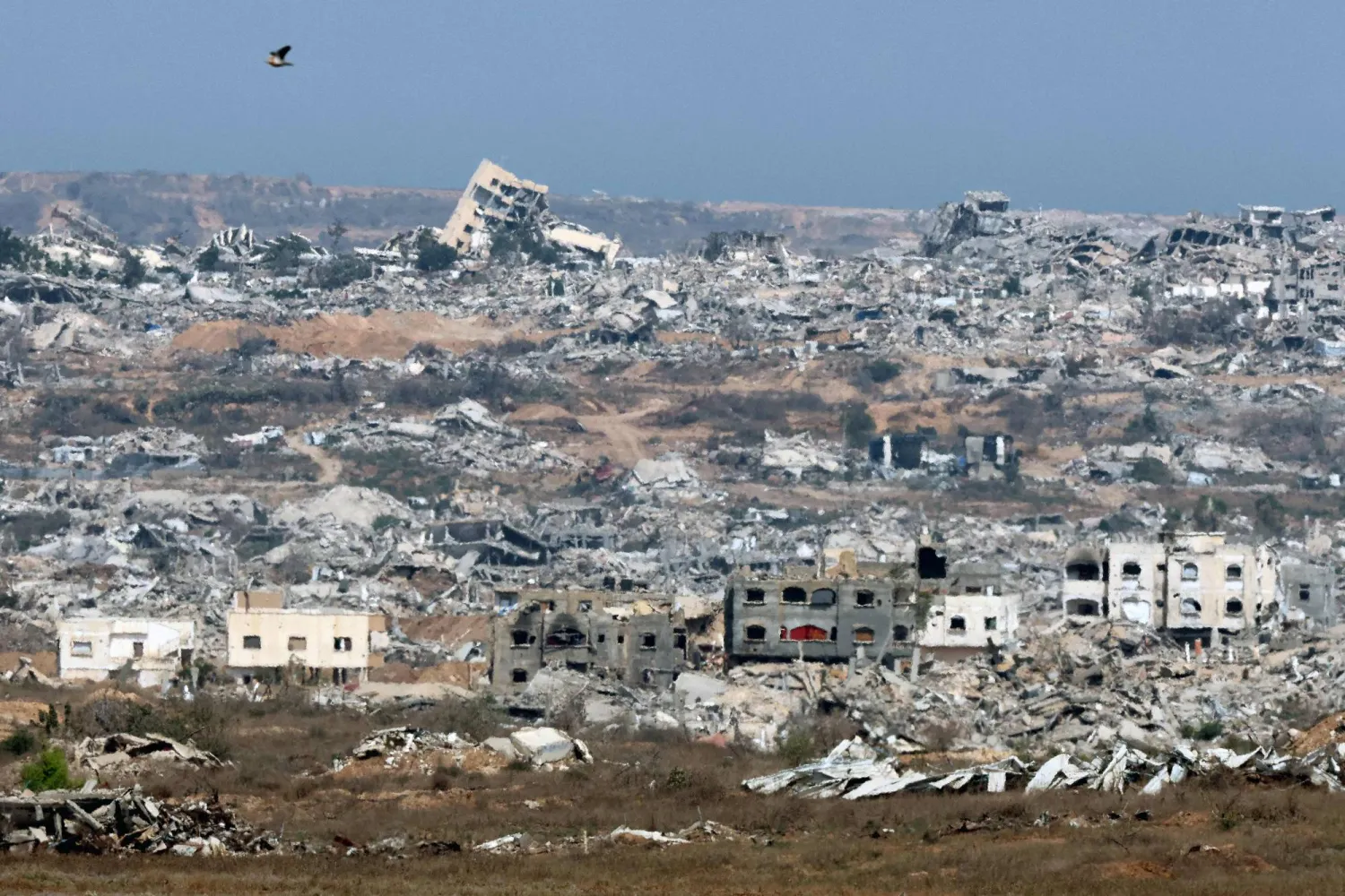 لقطة مأخوذة يوم الأربعاء للمباني المدمَّرة بقطاع غزة (أ.ف.ب)