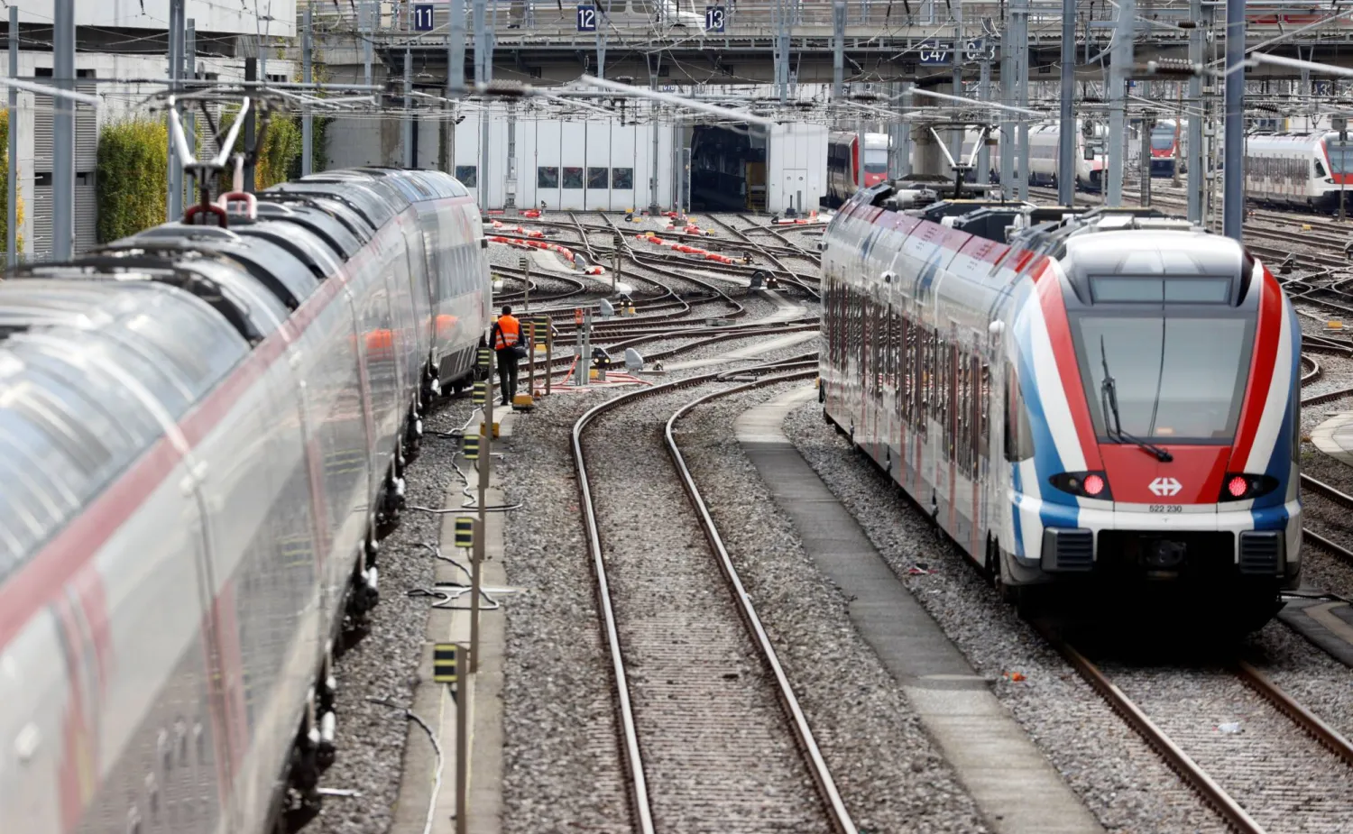 قطارات في محطة السكك الحديدية السويسرية في جنيف بسويسرا (رويترز - أرشيفية)