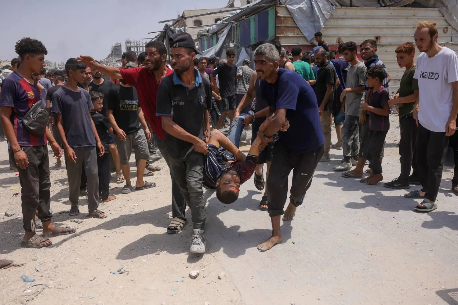 فلسطينيون يحملون ضحايا غارات إسرائيلية في حي الصفطاوي غرب جباليا شمال غزة (أ ف ب)