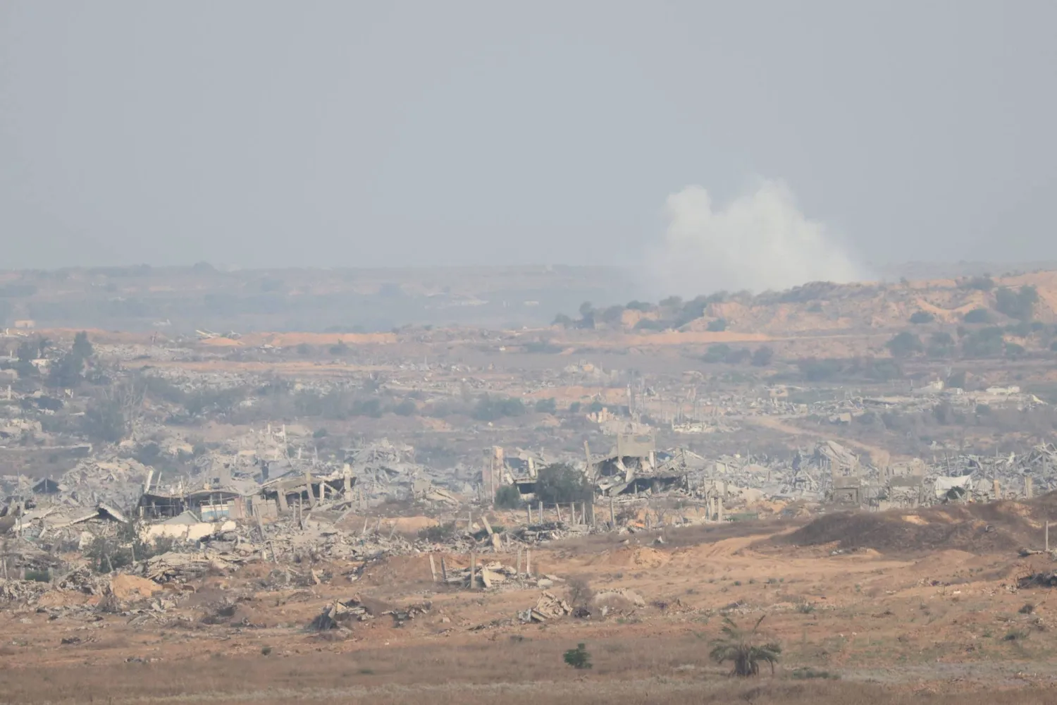 مبانٍ مدمرة داخل غزة كما تبدو من الجانب الإسرائيلي بالقرب من الحدود مع قطاع غزة 12 أغسطس 2025 (إ.ب.أ)