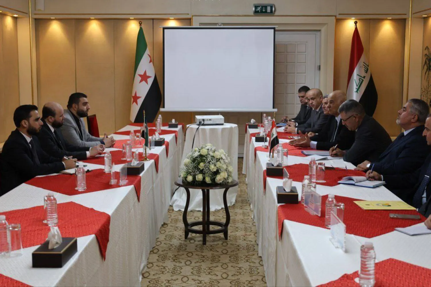 اجتماع في بغداد ضم وزير الطاقة السوري المهندس محمد البشير والوفد المرافق له (يسار) مع وزير الموارد المائية العراقي عون دياب عبد الله ووفد وزارته (وزارة الطاقة السورية)