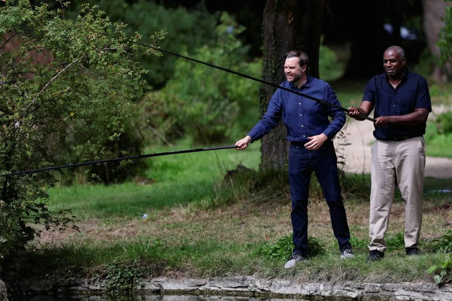 US Vice President JD Vance fishes with British Foreign Secretary David Lammy at Chevening House in Sevenoaks, Britain, August 8, 2025. (Reuters) 