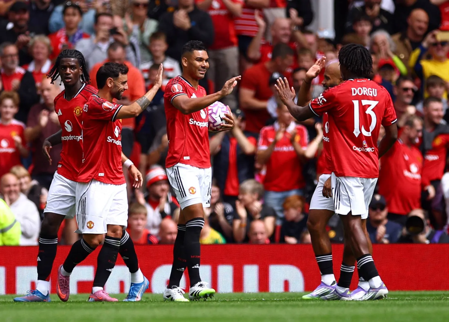 لاعبو مانشستر يونايتد بعد الفوز على فيورنتينا الإيطالي السبت... هل تستمر الفرحة؟ (رويترز)