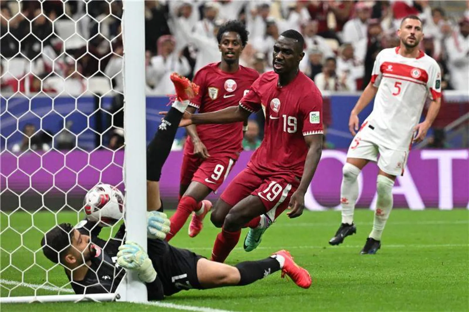 من المباراة التي جمعت قطر ولبنان في افتتاح كأس آسيا 2023 (الشرق الأوسط) 