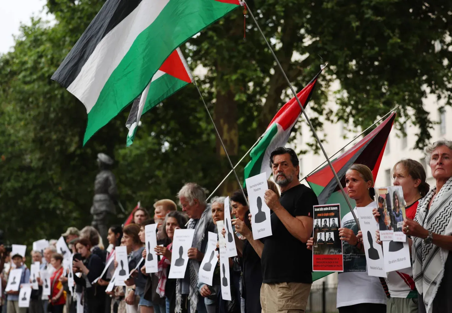 Gazeteciler, dün Londra'daki Downing Caddesi dışında Gazze'de gazetecilerin öldürülmesine karşı düzenlenen protestoya katıldı (EPA)
