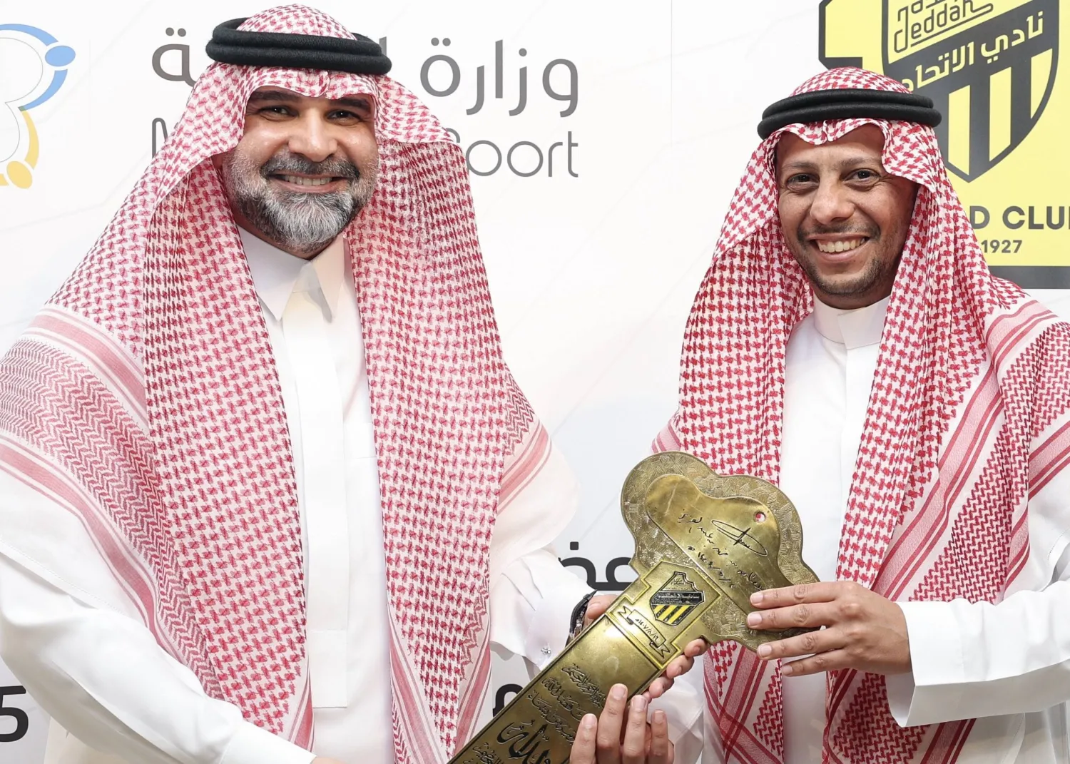 مفتاح الاتحاد يُسلمه لؤي مشعبي للرئيس الجديد فهد سندي (نادي الاتحاد) 