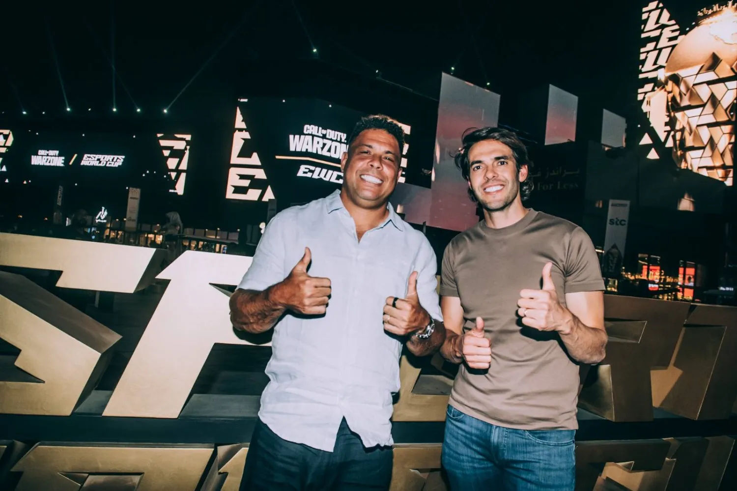 رونالدو وكاكا خلال زيارتهم مقر منافسات كأس العالم للرياضات الإلكترونية في الرياض (الشرق الاوسط)