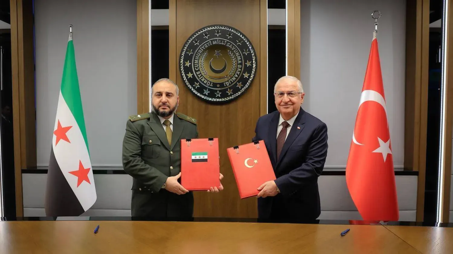 Bakanlar Murhef Ebu Kasra ve Yasar Güler, Suriye ve Türkiye savunma bakanlıkları arasında askeri eğitim ve danışmanlık anlaşması imzaladı (Suriye Savunma Bakanlığı)