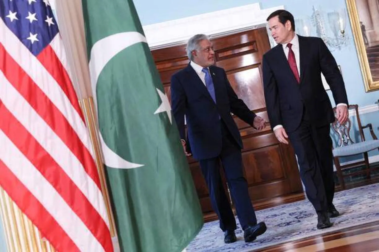 وزير الخارجية الأميركي ماركو روبيو ونظيره الباكستاني إسحاق دار في واشنطن يوم 25 يوليو 2025 (رويترز)