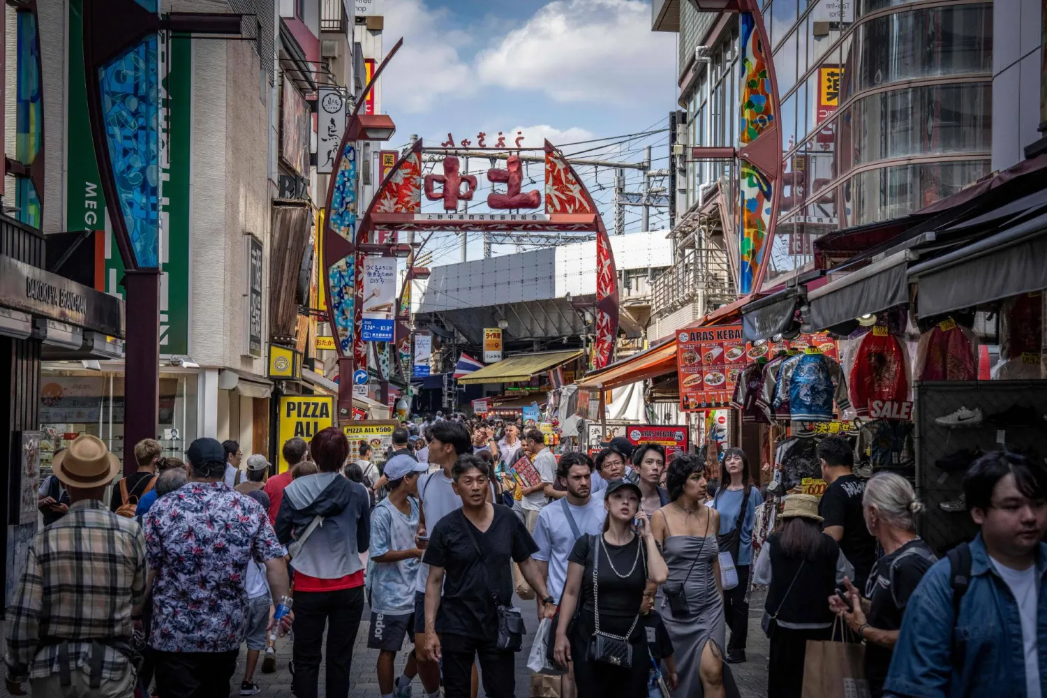 زحام في شارع تجاري وسط العاصمة اليابانية طوكيو (أ.ف.ب)