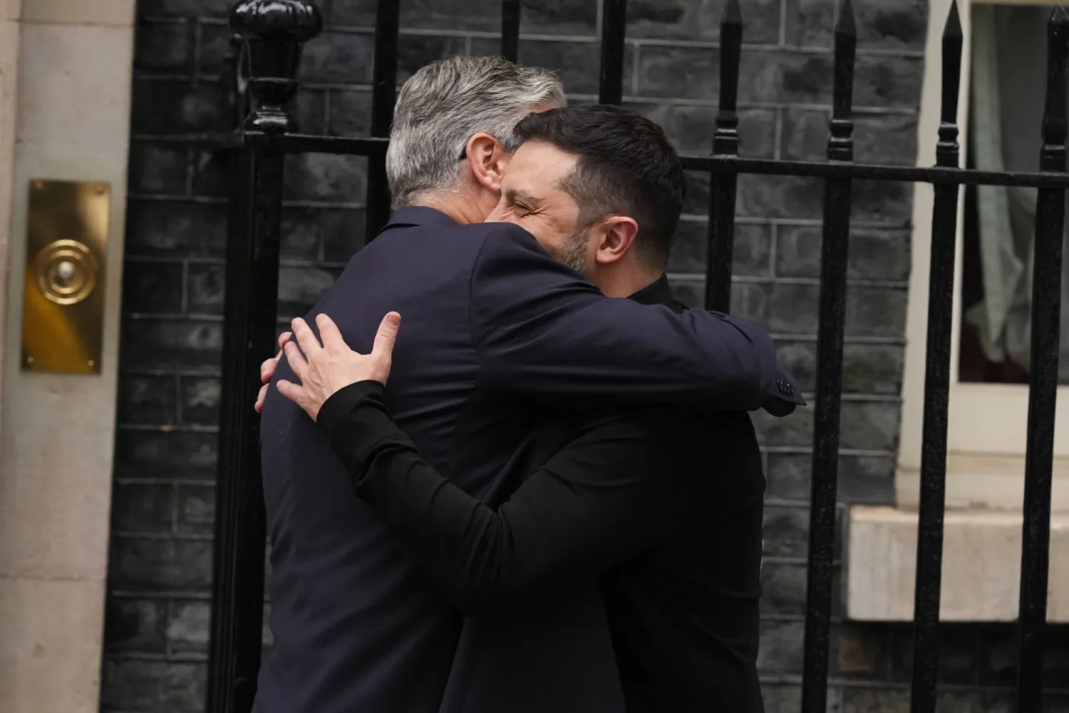 ستارمر مستقبلاً زيلينسكي في لندن اليوم (د.ب.أ)