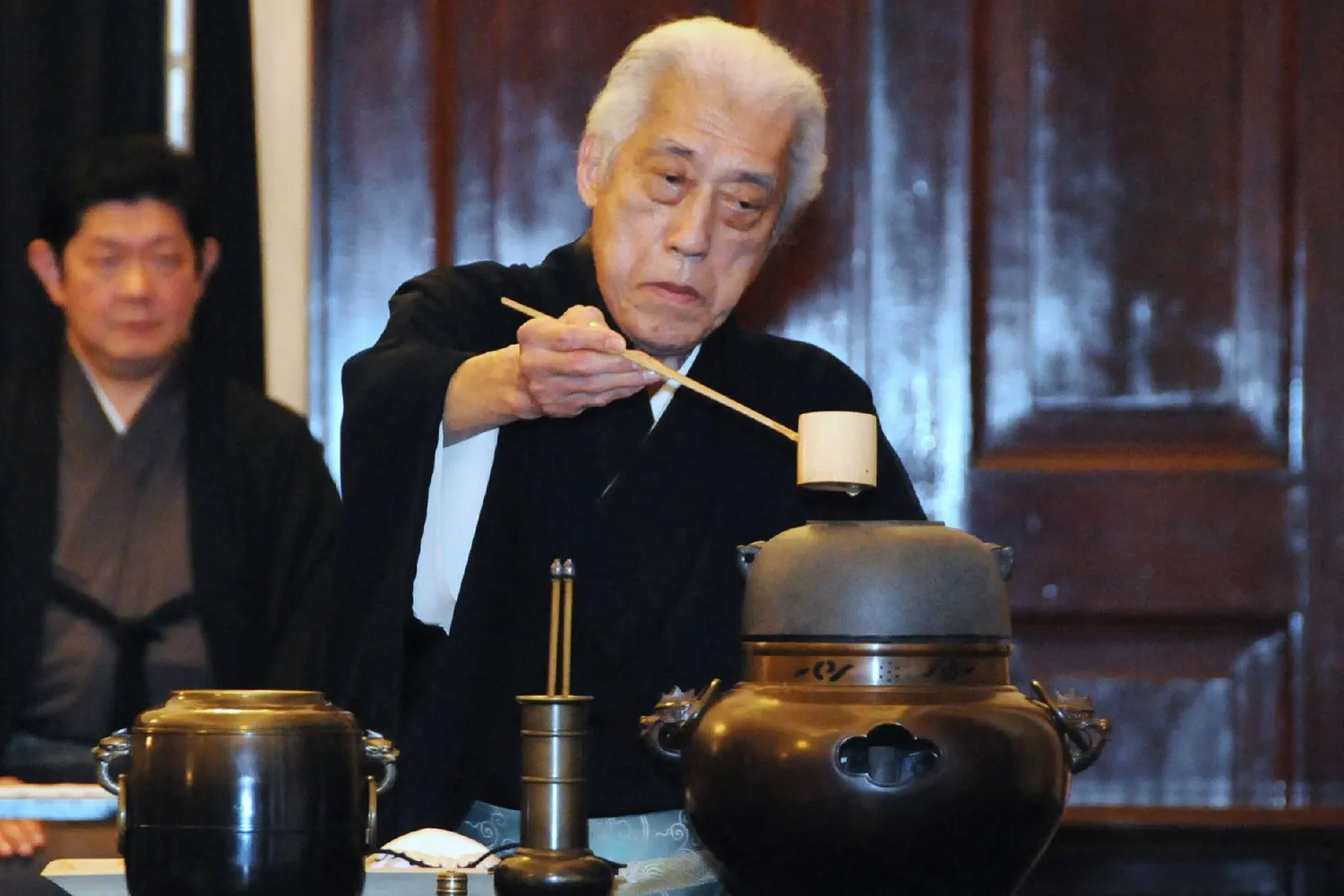This photo taken on April 9, 2013 shows Sen Genshitsu, former head of the "Urasenke" school of tea ceremony, performing a tea offering during a visit to the US Capitol in Washington, D.C. (Photo by JIJI Press / AFP) / Japan OUT