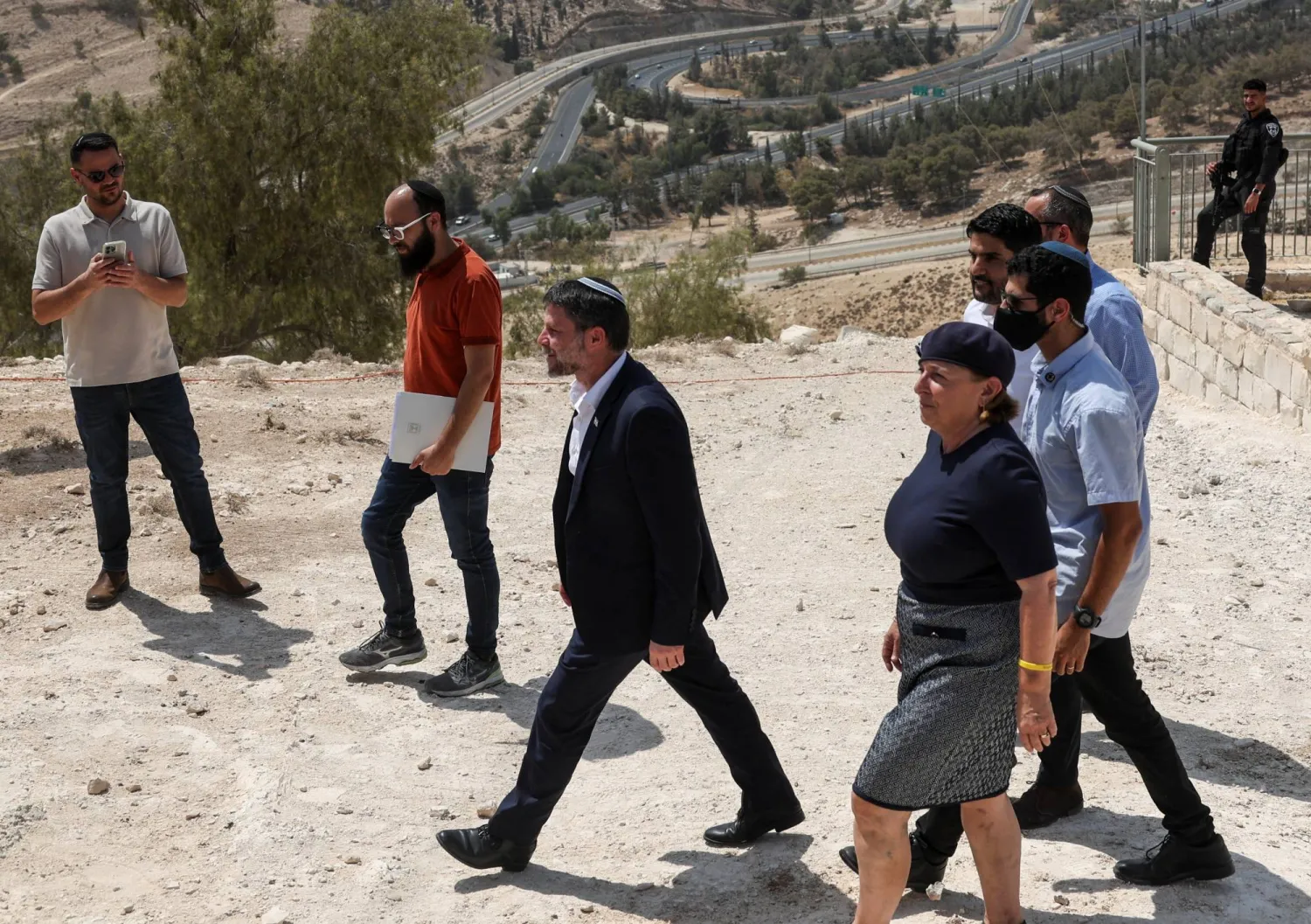 وزير المالية الإسرائيلي بتسلئيل سموتريتش يتوجه لحضور مؤتمر صحافي بشأن توسيع المستوطنات بالقرب من مستوطنة معاليه أدوميم الإسرائيلية في الضفة الغربية المحتلة 14 أغسطس 2025 (رويترز)