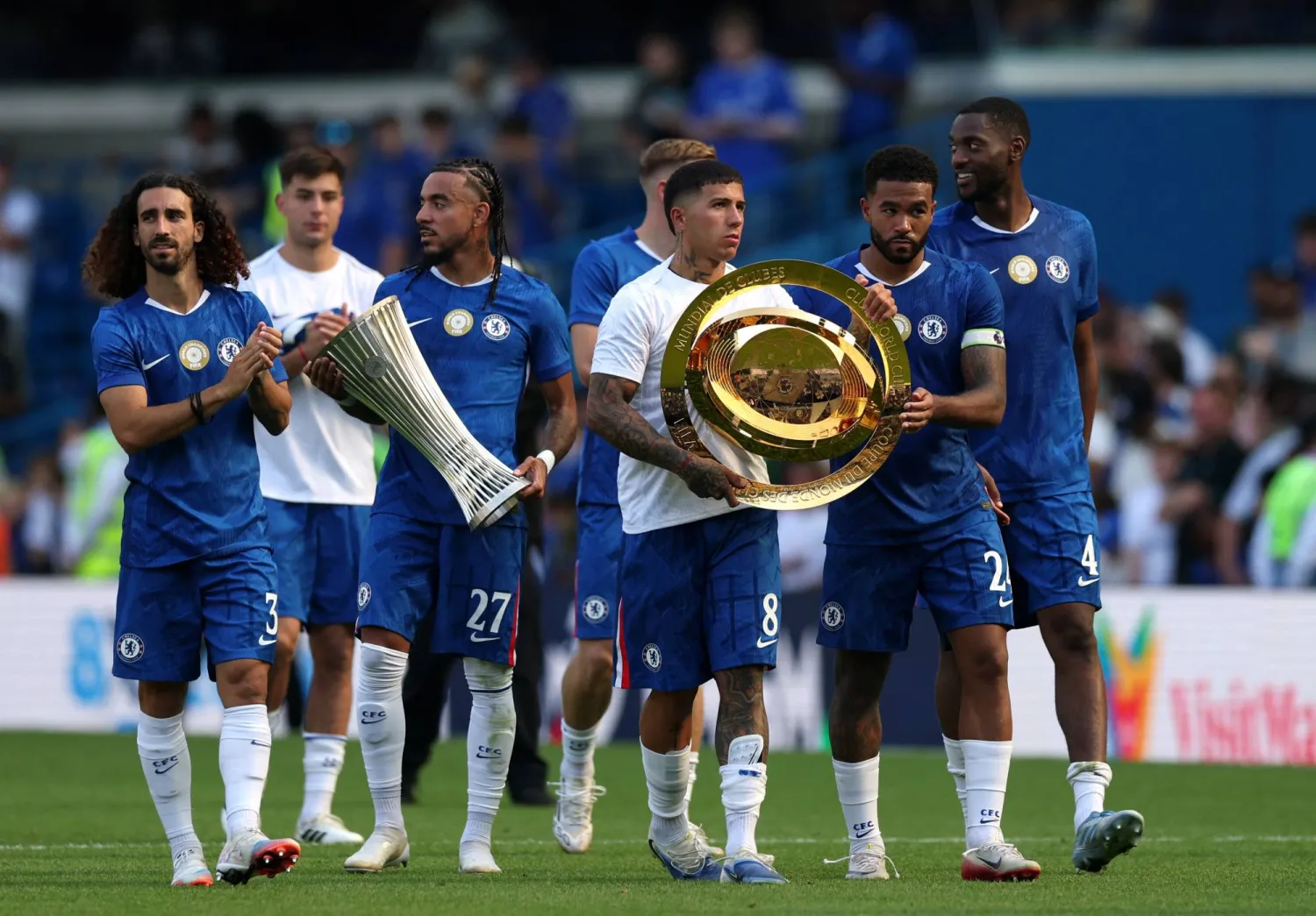 القرار جاء مشتركاً بين النادي واللاعبين (رويترز)