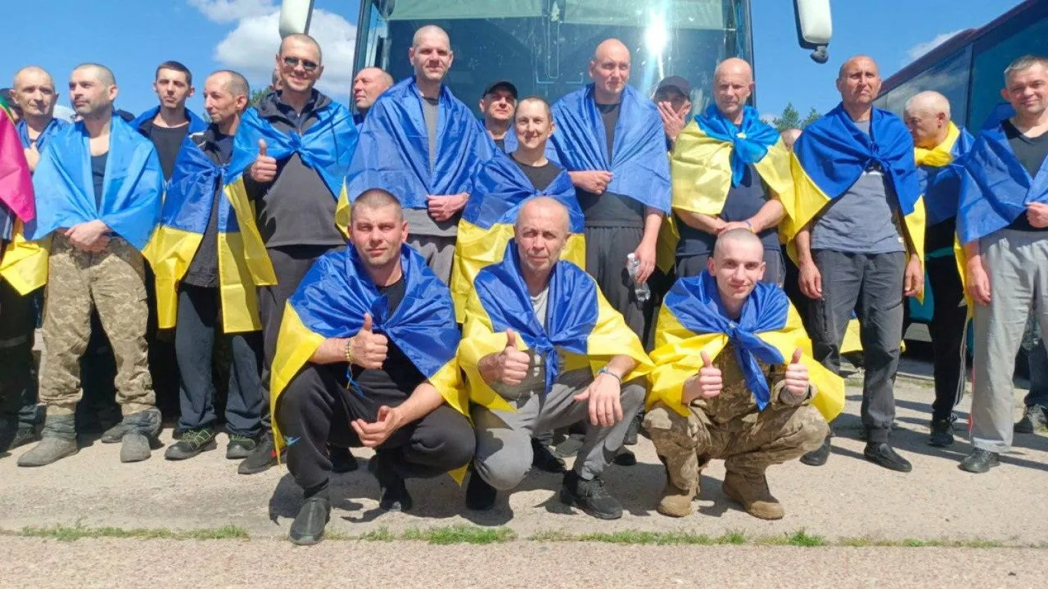 صورة منشورة اليوم لأسرى حرب أوكرانيون بعد تبادلهم في مكان غير معروف بأوكرانيا (رويترز)