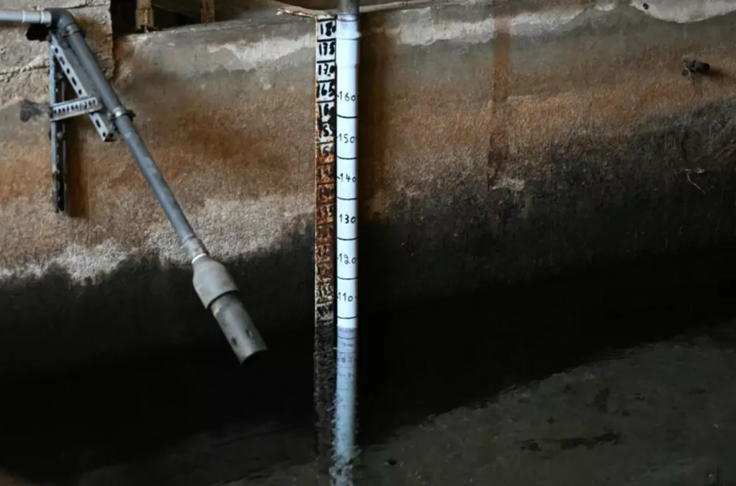 Low water levels are seen at the source feeding the pumping station of the Beirut and Mount Lebanon Water Establishment in Dbayeh © Joseph EID / AFP/File
