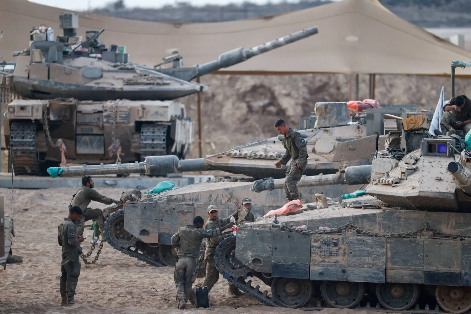 موقع عسكري إسرائيلي قرب الحدود مع غزة الأربعاء (رويترز)