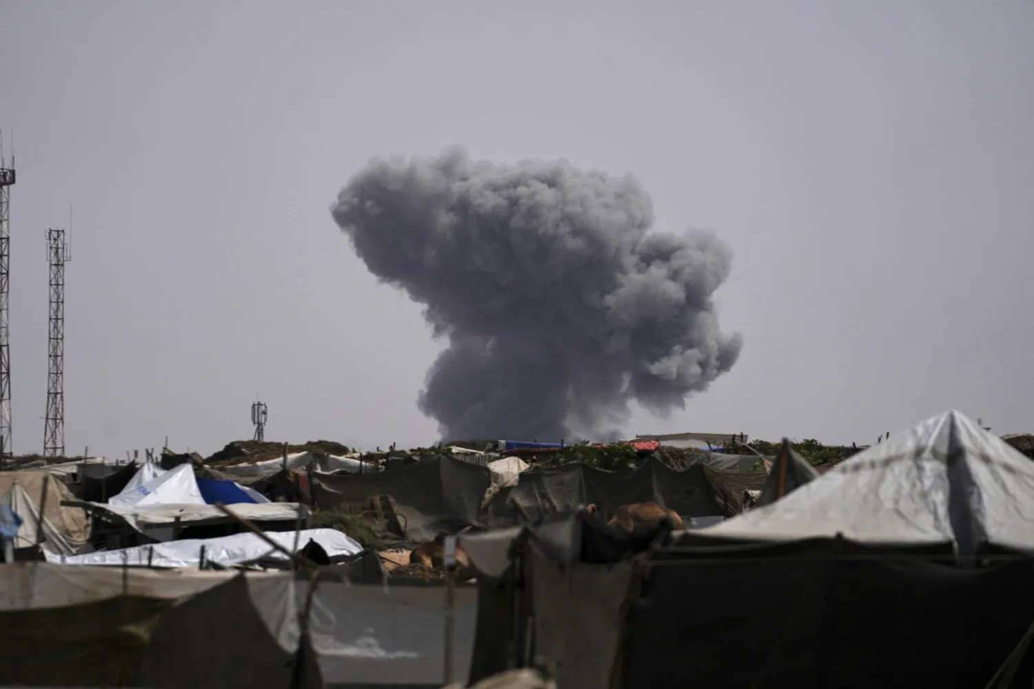 دخان يتصاعد عقب غارة إسرائيلية على شرق خان يونس... الأربعاء (أ.ب)