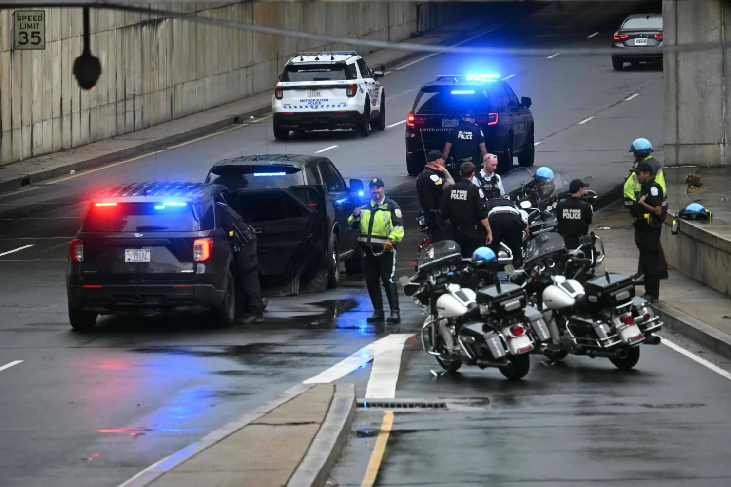 عناصر من الشرطة الأميركية تفحص موقع جريمة في واشنطن (أ.ف.ب)