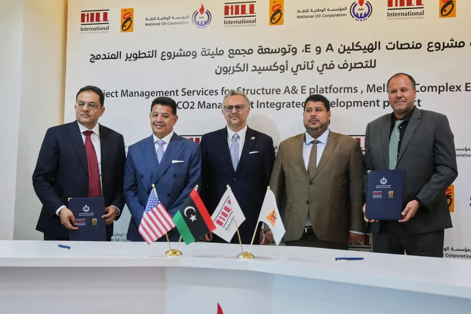 بولس يتوسط القائمين على المؤسسة الوطنية للنفط في ليبيا (السفارة الأميركية)