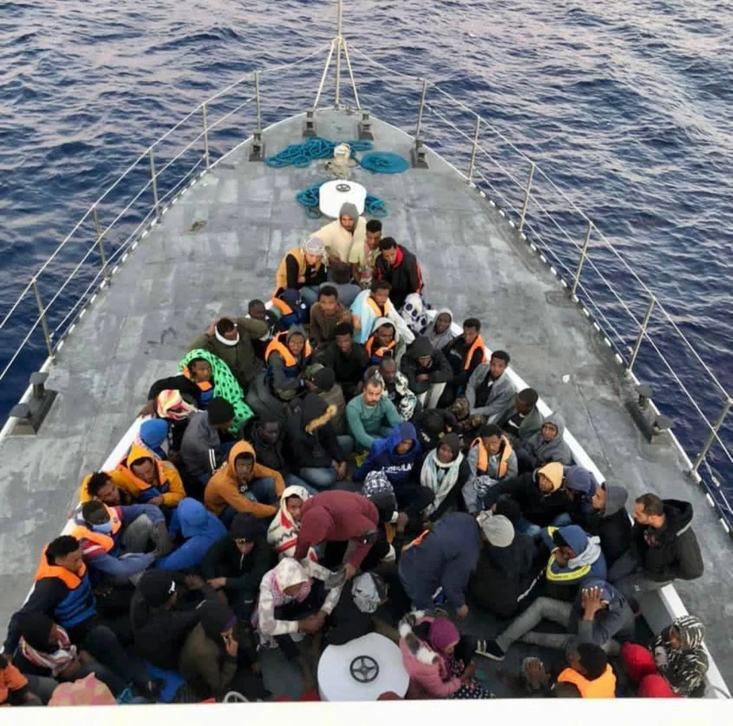 خفر السواحل بغرب ليبيا خلال عملية إنقاذ عدد من المهاجرين (وزارة الداخلية بحكومة الوحدة)