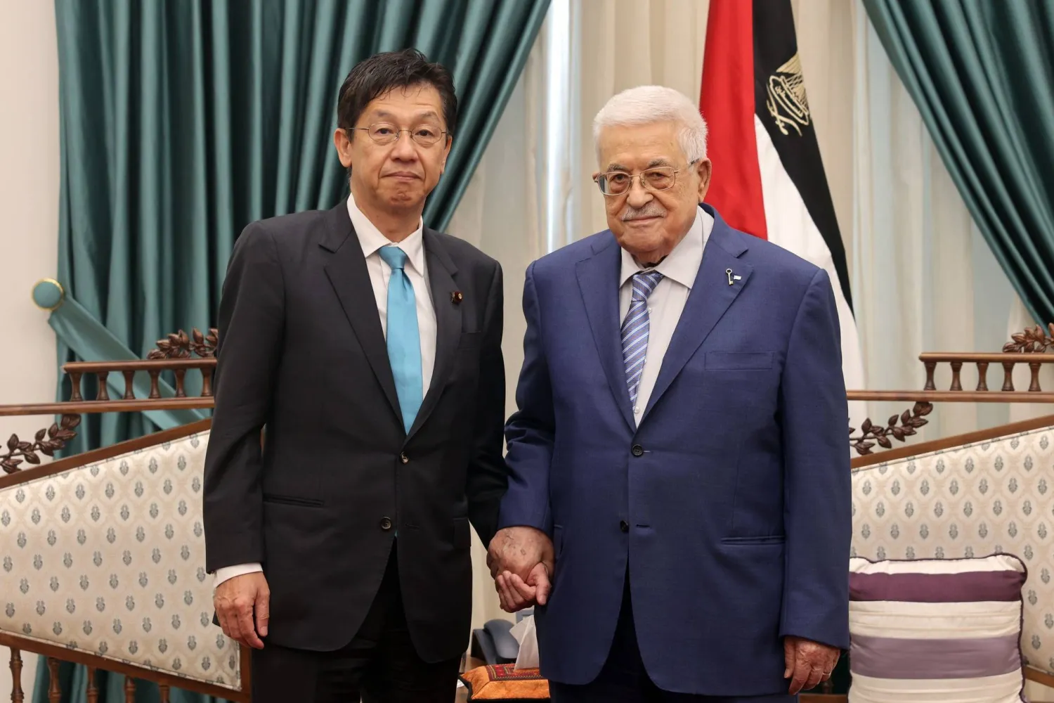 الرئيس الفلسطيني محمود عباس خلال استقباله نائب وزير خارجية اليابان البرلماني ماتسوموتو هيساشي في رام الله (الرئاسة الفلسطينية)