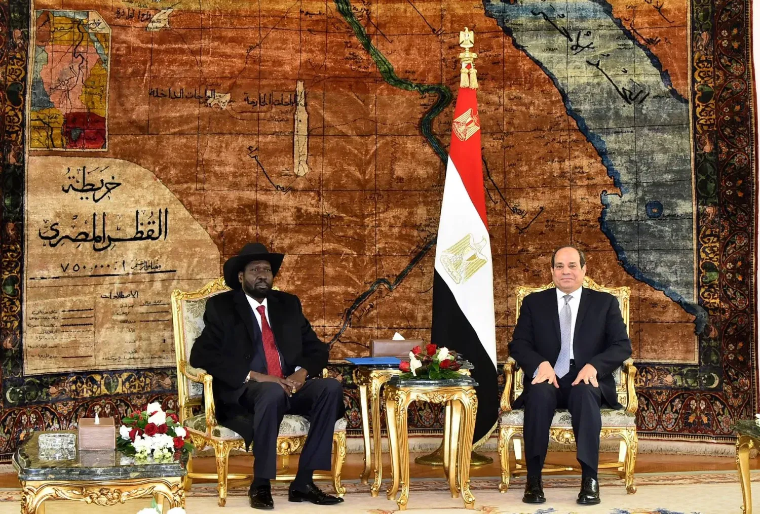 Mısır Cumhurbaşkanı Abdulfettah Sisi, Kahire'deki el-İttihadiye Sarayı'nda Güney Sudan Devlet Başkanı Salva Kiir Mayardit ile bir araya geldi. (Mısır Cumhurbaşkanlığı)