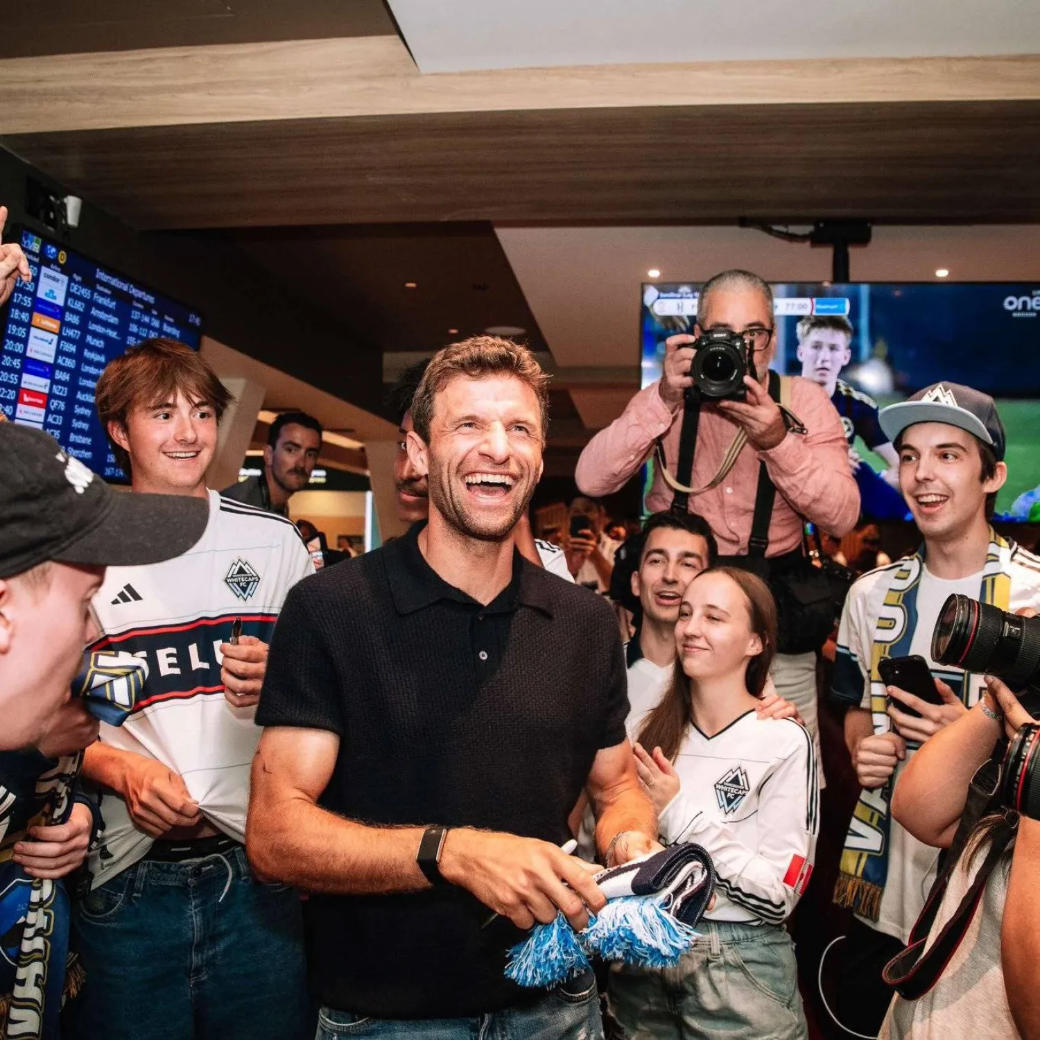 مولر محاطاً بالجماهير في مطار فانكوفر (الشرق الأوسط)