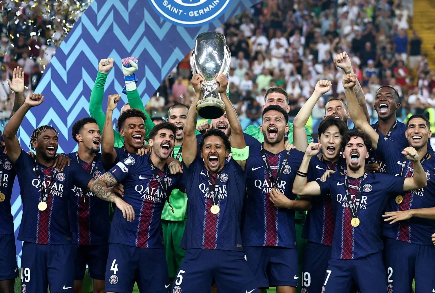 سان جيرمان توج بلقب كأس السوبر الأوروبي لأول مرة في تاريخه بسيناريو مثير (رويترز)