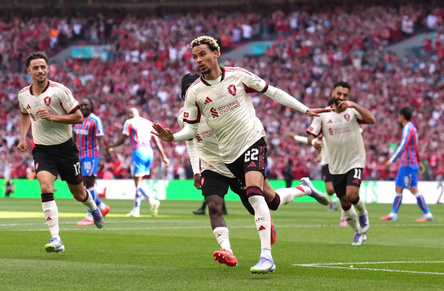 أظهر إيكيتيكي في مباراة الدرع الخيرية أمام كريستال بالاس قدراته وإمكاناته (د.ب.أ)